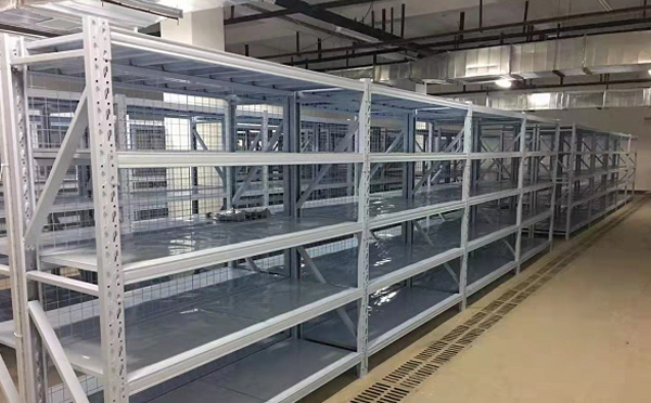 嘉峪关铸件仓提速：条码+窄通道方案实测——兼论仓储货架层载设计